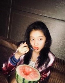 明星龅牙成焦点：从嘲讽到自信的转变轨迹