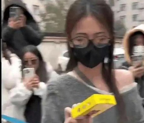 小美与娱乐圈吃瓜文化：信息碎片背后的理性观察