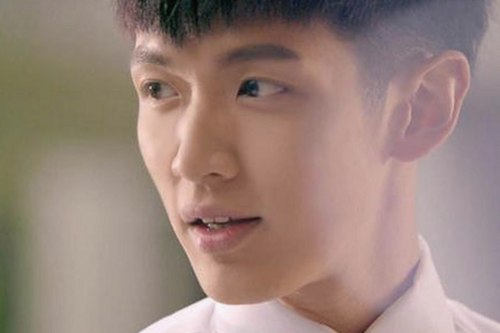 从校园到舞台：蔡徐坤的娱乐圈成长时间线回顾📅