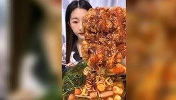 周冬雨娱乐圈多面生活揭秘：从“吃辣流泪”到幕后敬业故事