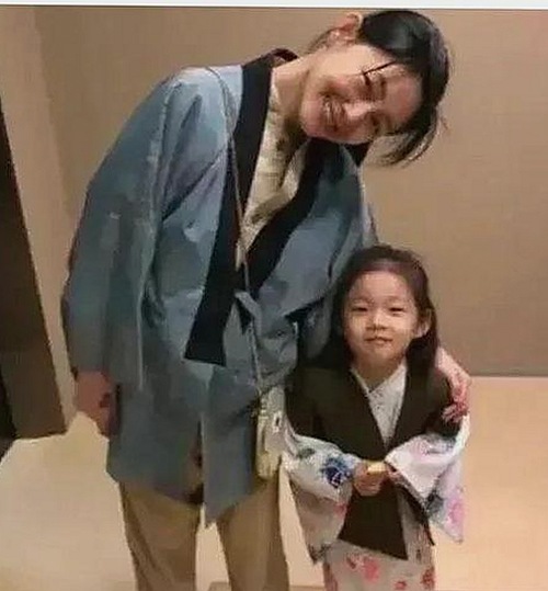 张艺兴霸屏纽约时代广场，吃瓜娱乐apk助力两神秘“瓜农”揭秘圈内内幕